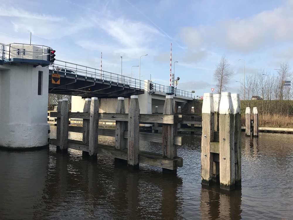 2 wegwerkers maken drempels op de weg